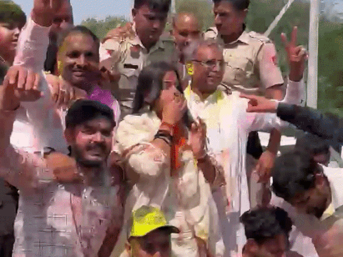उकलाना में कांग्रेस समर्थित रीमा सोनी ने चेयरपर्सन बनने के बाद रोड शो निकाला। उन्होंने भाजपा की निकिता गोयल को चुनाव हराया।