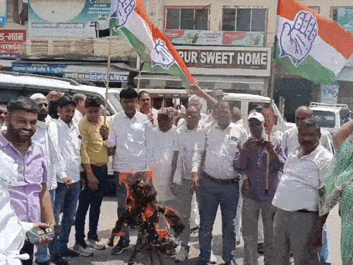 कांग्रेसियों ने जिला कलेक्ट्रेट के गेट पर विरोध-प्रदर्शन किया।