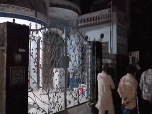 यश का मकान गुरुग्राम के खुरमपुर गांव में है। यहीं रात को राजस्थान पुलिस पहुंची थी। - Dainik Bhaskar