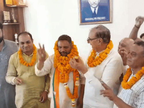 सांपला में भाजपा के चेयरमैन प्रवीण कोच को मिठाई खिलाते रोहतक भाजपा जिला अध्यक्ष रणवीर ढाका।