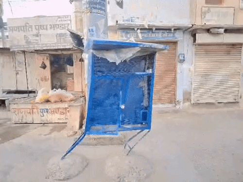 कबूतरिया कुआ के पास 6 महीने से लगा मशीन बॉक्स, बिना उपयोग के अब क्षतिग्रस्त हालत में खड़ा है।