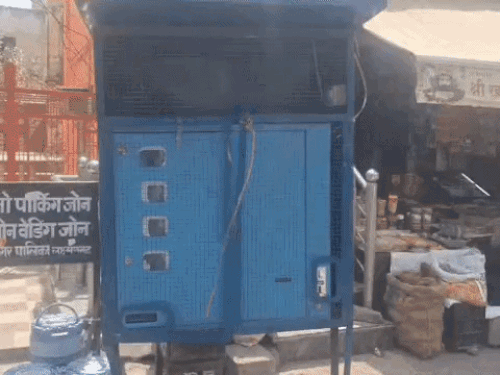 सवा साल पहले चौपड़ बाजार में लगी मशीन पिछले एक महीने से बंद और क्षतिग्रस्त हो रखी है।