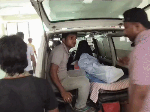 निखिल के शव को पोस्टमार्टम के बाद लेकर जाते हुए परिजन।