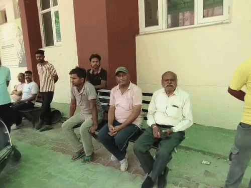 सिविल अस्पताल में पोस्टमार्टम कक्ष के बाहर बैठै निखिल के परिजन।