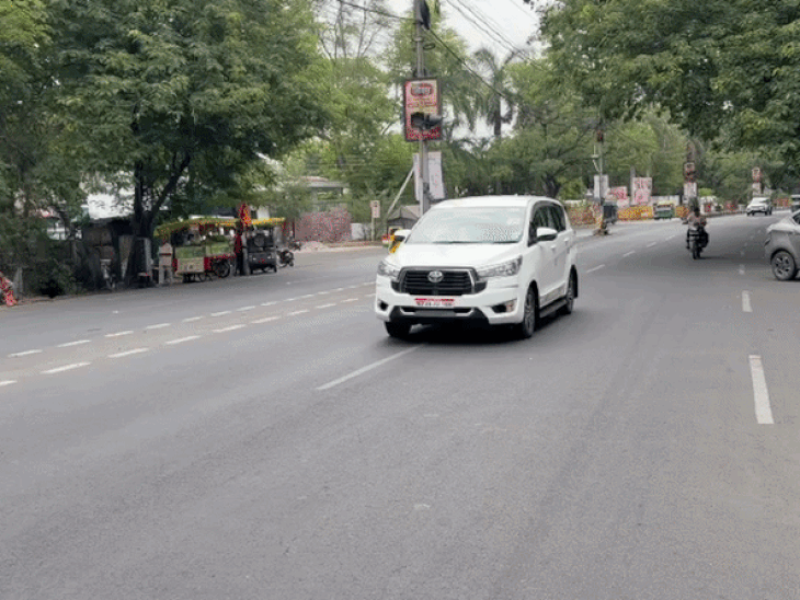 खेल एवं सहकारिता मंत्री विश्वास सारंग एक कार से मंत्रालय गए।