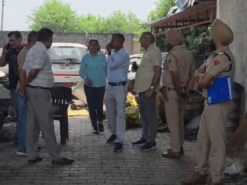 शुगर मिल के पास मोटर यार्ड में खड़ी स्कोडा कार व मौके पर जांच करती पुलिस और बम निरोधक दस्ता।