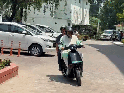 गणेश जोशी स्कूटर से पहुंचे।