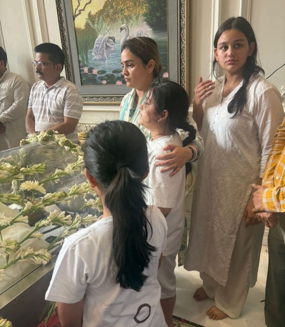 अपर्णा यादव के पति प्रतीक की जब मौत हुई, वह असम में थीं। लखनऊ लौटीं तो बेटियों से लिपटकर रोने लगीं। प्रतीक की बॉडी के पास पहुंचीं तो एकटक चेहरा निहारती रहीं।