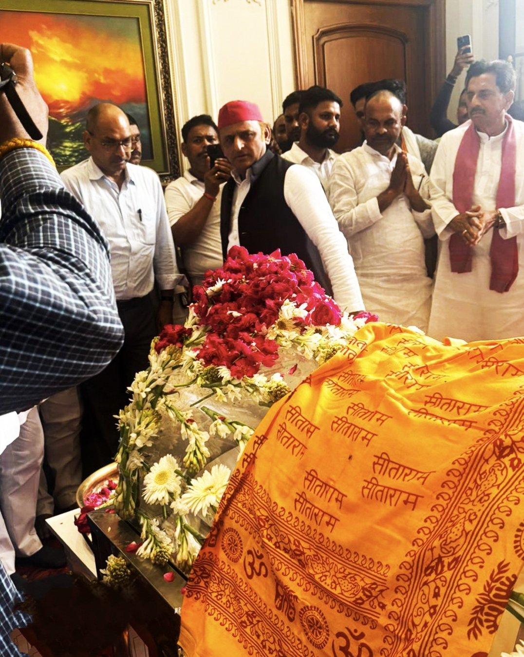 अखिलेश ने अपने छोटे भाई प्रतीक को श्रद्धांजलि दी। सपा प्रमुख भावुक नजर आए।