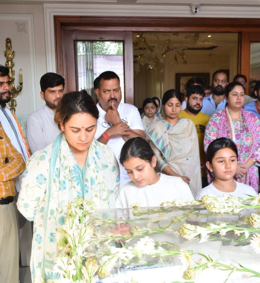 अपर्णा यादव असम से लखनऊ लौटीं तो बेटियों से लिपटकर रोने लगीं। प्रतीक की बॉडी के पास पहुंचीं तो एकटक चेहरा निहारती रहीं।