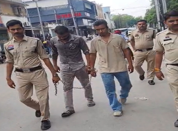 पुलिस ने आरोपियों का मौदहापारा में जुलूस भी निकाला।