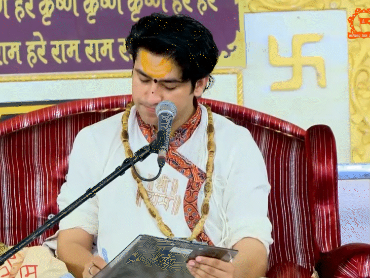 धीरेंद्र शास्त्री अपने दरबार में लोगों का पर्चा बनाते हैं। श्याम मानव ने इसे पाखंड बताया है।