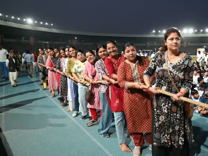 कार्यक्रम के दौरान रस्साकस्सी ने उपस्थित विद्यार्थियों का उत्साह बढ़ाया।