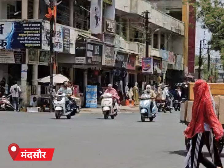 मंदसौर में गमछे-दुपट्‌टे का सहारा लेकर ही लोग घर से बाहर निकले।