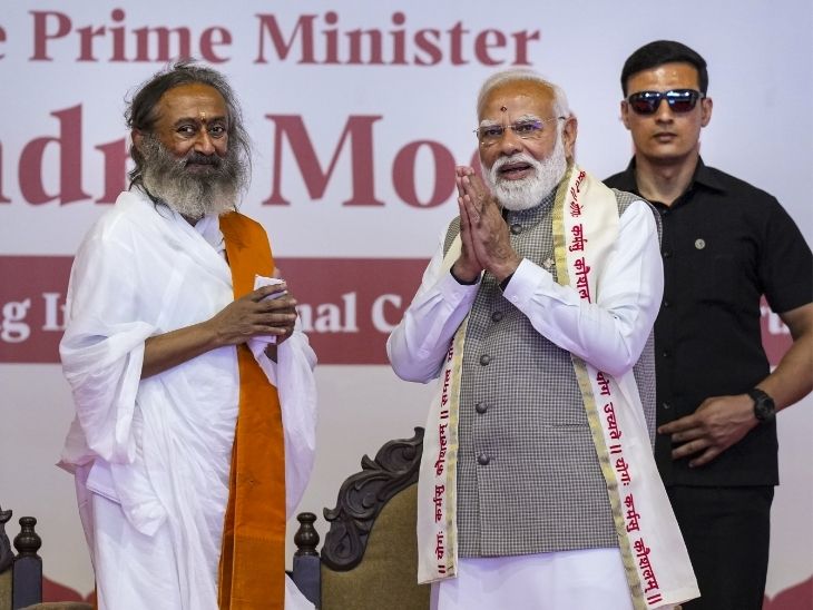 पीएम मोदी 10 मई को 'आर्ट ऑफ लिविंग' के कार्यक्रम में गए थे। इस दौरान श्रीश्री रविशंकर उनके साथ मौजूद थे