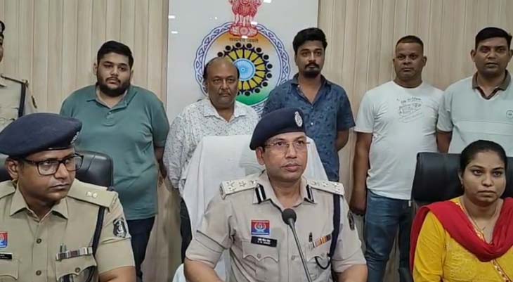 पिछले लंबे समय से करन चैधरी और उसके साथी सिंडिकेट बनाकर ऑनलाइन क्रिकेट सट्टा चला रहे थे।