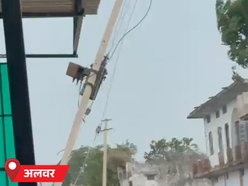 राजस्थान के अलवर में तेज हवा के कारण बिजली का खंभा गिर गया।