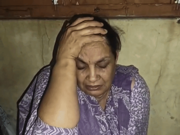 घर पर विलाप करते हुए परिजन।