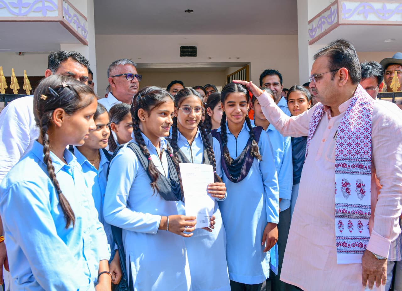 The girls of Jajod village in Khandela assembly constituency had demanded the CM to open a science stream in their school at night. By morning, the girls' demand was fulfilled.