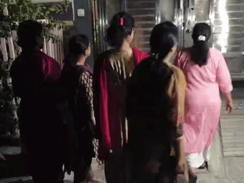 निलंबन कार्रवाई के विरोध में गायनी विभाग के डॉक्टर और कई रेजिडेंट डॉक्टर देर रात मेडिकल कॉलेज प्रिंसिपल डॉ नीलेश जैन के घर पहुंचे।