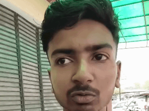 मामले की जानकारी देते हुए निखिल का भाई विकास।