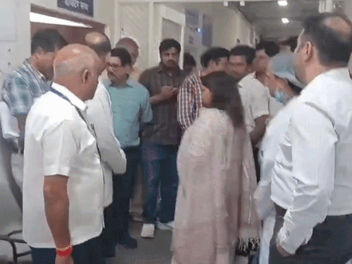 रात के समय सीनियर डॉक्टर नहीं रहते। पीजी डॉक्टर व सीनियर रेजिडेंट (SR डॉक्टर) भी बहुत कम रहते है-प्रमुख शासन सचिव गायत्री राठौड़