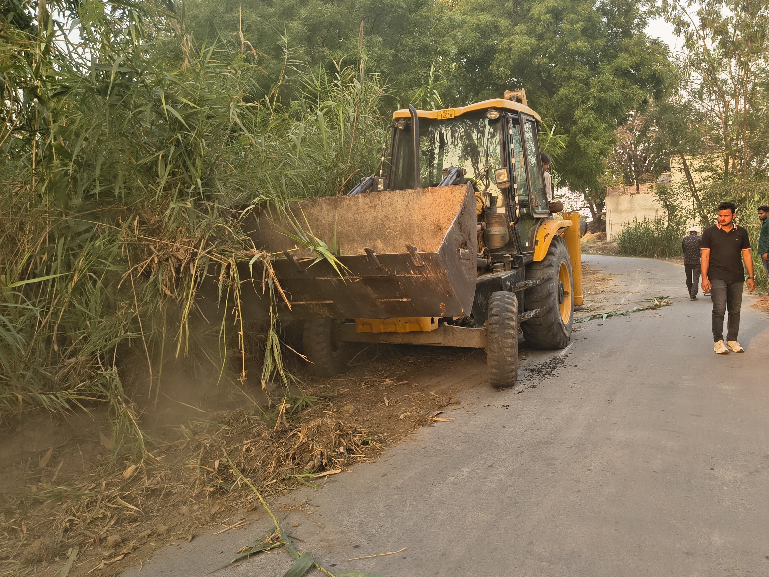Ismail Drive Bahadurpur Road Safety Drive | Bushes Removed by Ismail Khan