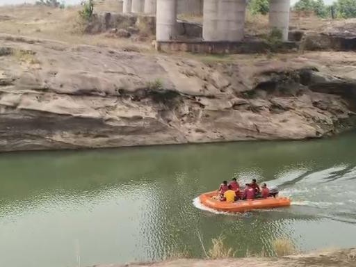 ऊंचाई से युवक ने नदी में छलांग लगाया था