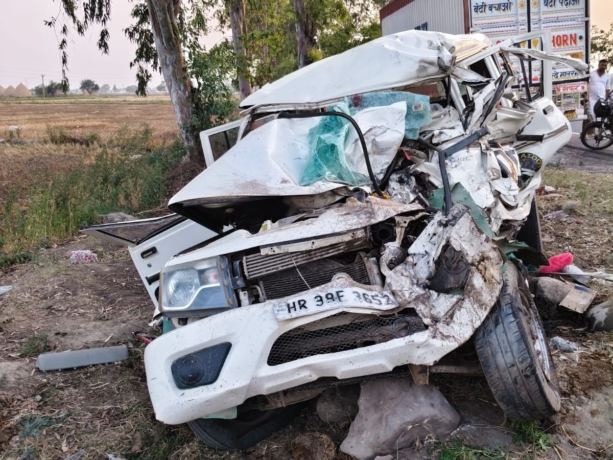 हादसे में क्षतिग्रस्त हुई बोलेरो। - Dainik Bhaskar