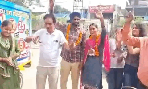विजेता रणधीर सिंह का लुधियाना पूजा लॉटरी एजेंसी पर जोरदार स्वागत।