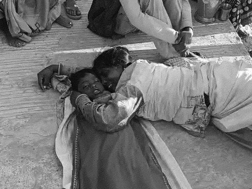 प्रशांत की मां शव से लिपटकर रोते नजर आई।