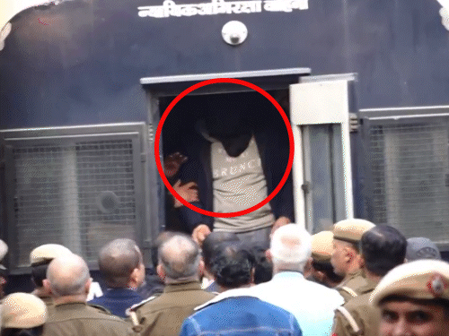 दिल्ली ब्लास्ट केस के चार आरोपियों को NIA ने पटियाला हाउस कोर्ट में पेश किया।