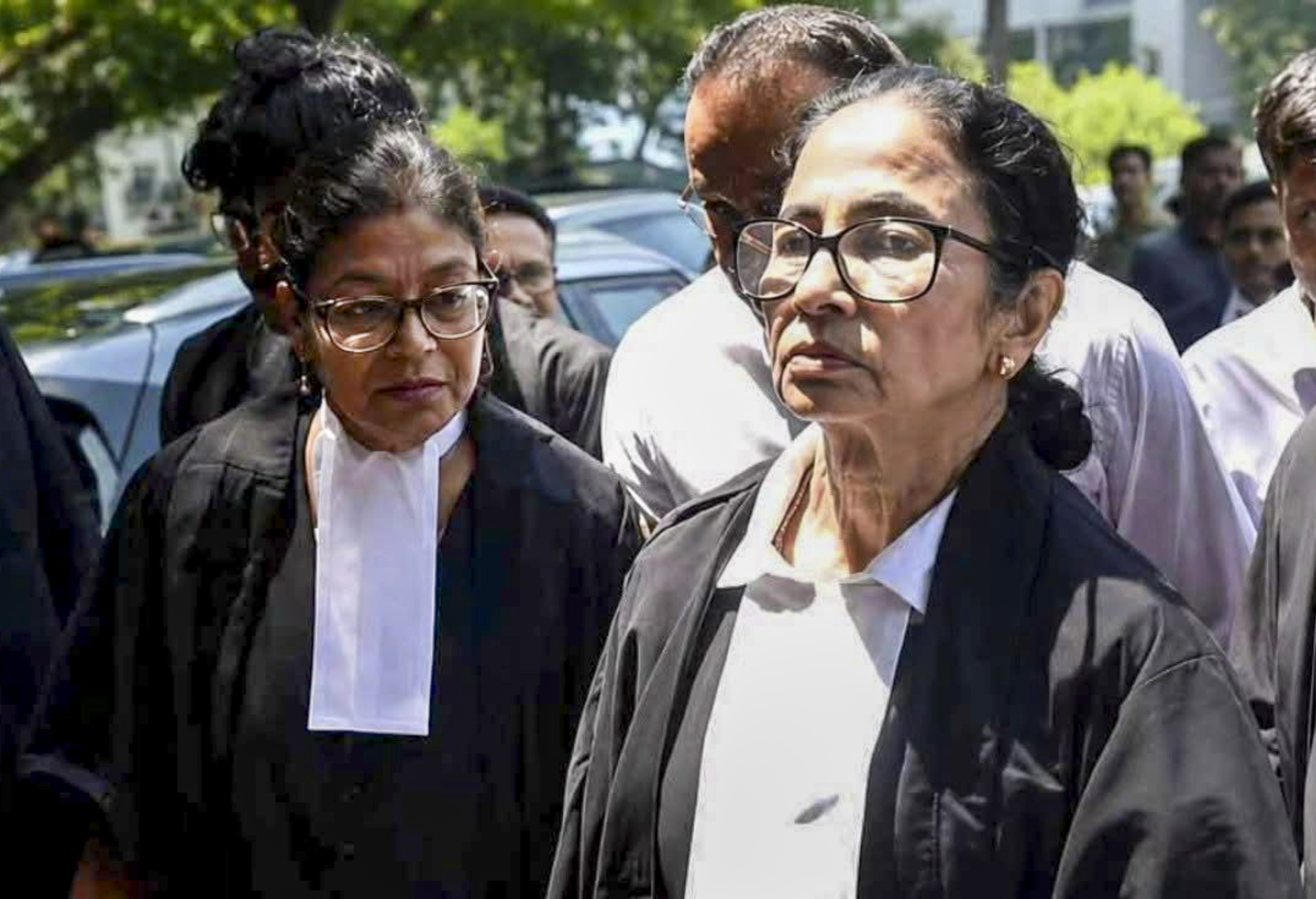 ममता बनर्जी के साथ पार्टी के नेता चंद्रिमा भट्टाचार्य और कल्याण बनर्जी भी मौजूद थे।