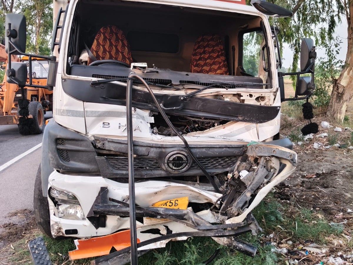 घटना स्थल पर खड़ा क्षतिग्रस्त कैंटर।