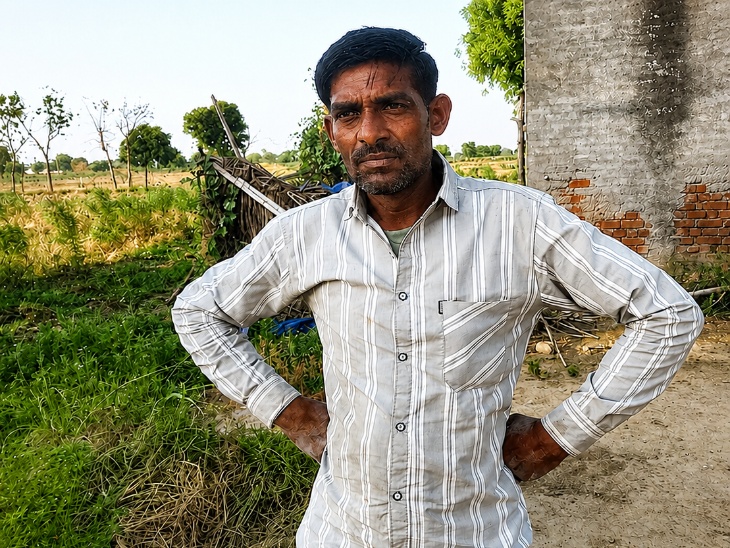 ये तस्वीर मजदूर केदार सिंह की है। केदार ने बताया कि नकली दूध बनाने के लिए उसे हर महीने सैलरी मिलती है।
