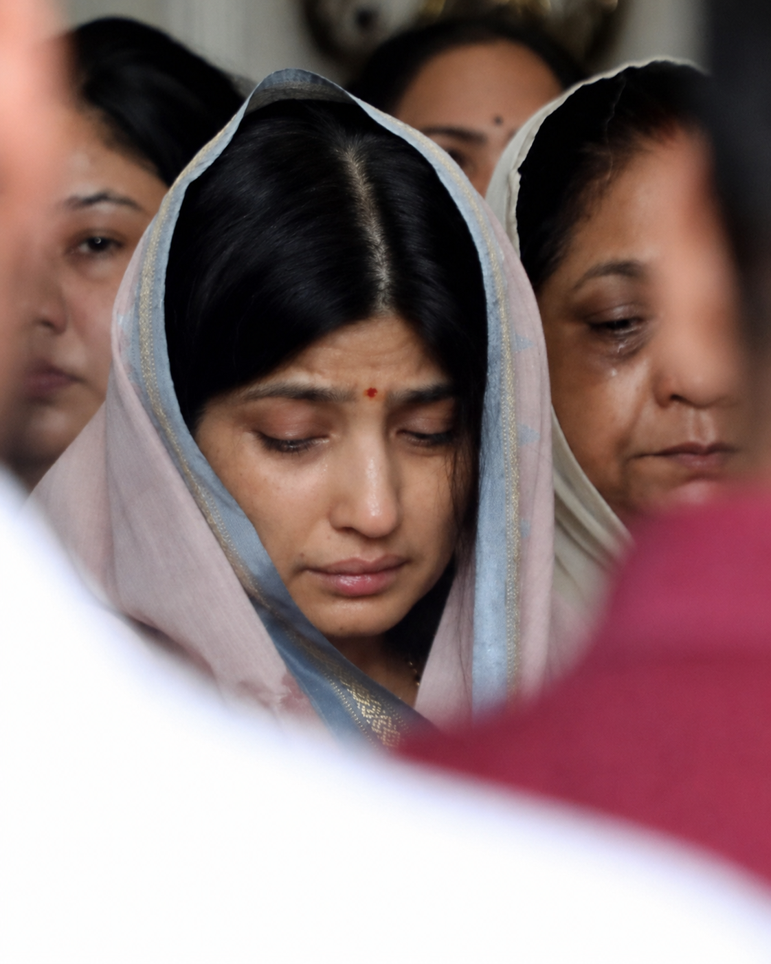 देवर प्रतीक की मौत पर डिंपल यादव रोती रहीं।
