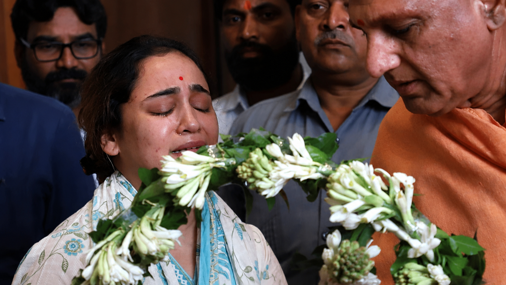 आचार्य महामंडलेश्वर अवधेशानंद गिरि महाराज ने प्रतीक यादव को श्रद्धांजलि दी तो उनके सामने अपर्णा फूट-फूटकर रोईं।