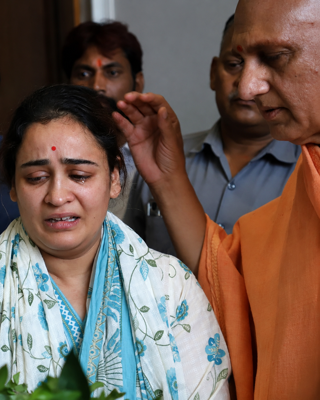 आचार्य महामंडलेश्वर अवधेशानंद गिरि महाराज ने अपर्णा यादव को ढांढस बंधाया।