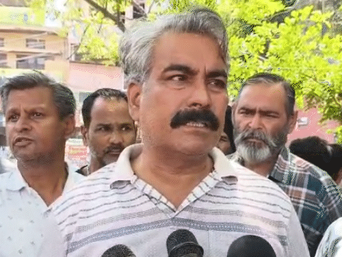 मृतक कुणाल उर्फ लोटस के पिता पवन कुमार जानकारी देते हुए