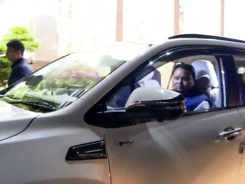 ओडिशा के सीएम बुधवार को घर के लिए निकले तो उनके काफिले में सिर्फ चार गाड़ियां थीं।