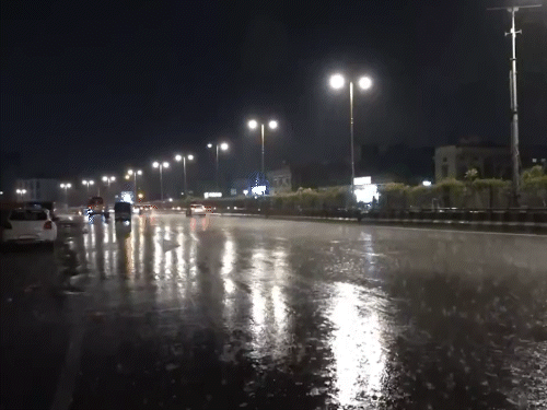 जयपुर में गुरुवार को दिन भर गर्मी के बाद रात को झमाझम बारिश हुई।