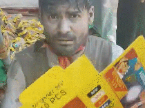 झुलसे लोगों के कपड़े स्किन से चिपक गए। बदहवास हालत में बैठे दिखे।
