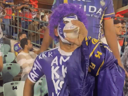मैच के दौरान KKR का सपोर्टर शंख बजाते हुए।