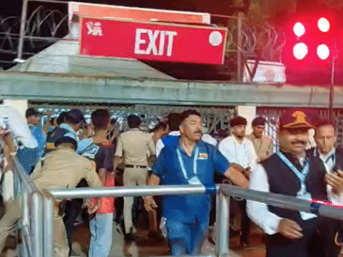 स्टेडियम में एंट्री के वक्त भगदड़ मच गई, दोड़ते हुए भीड़ अंदर घुस गई।