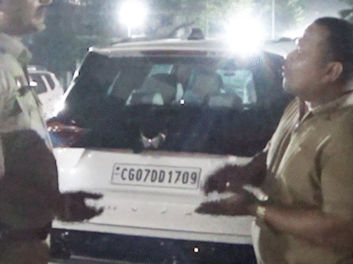 पुलिस ने राजू मित्रा की गाड़ी जब्त कर ली है।