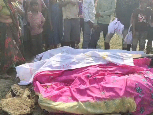 चारों मृतरों का गांव में ही अंतिम संसकार किया गया।