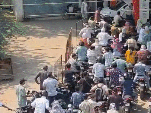 रायपुर के फ्यूल स्टेशनों पर पेट्रोल भरवाने लंबी लाइन लग रही है।