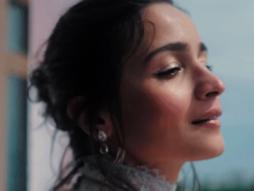To keep her look simple, Alia wore a mesh lace choker and diamond drop earrings with it.