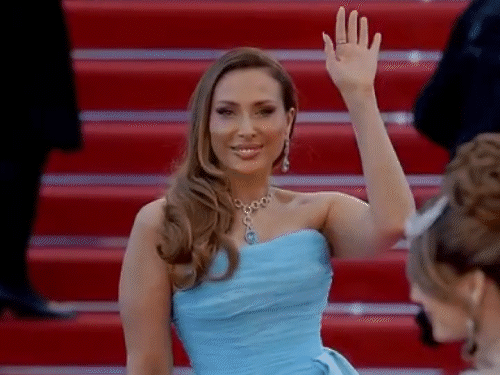 On the red carpet, Iulia posed for photographers, sent flying kisses to fans, and also made a heart gesture with her hands.