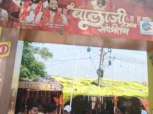 कार्यक्रम स्थल पर भजन गायक कन्हैया मित्तल के पोस्टर लगाए गए हैं।